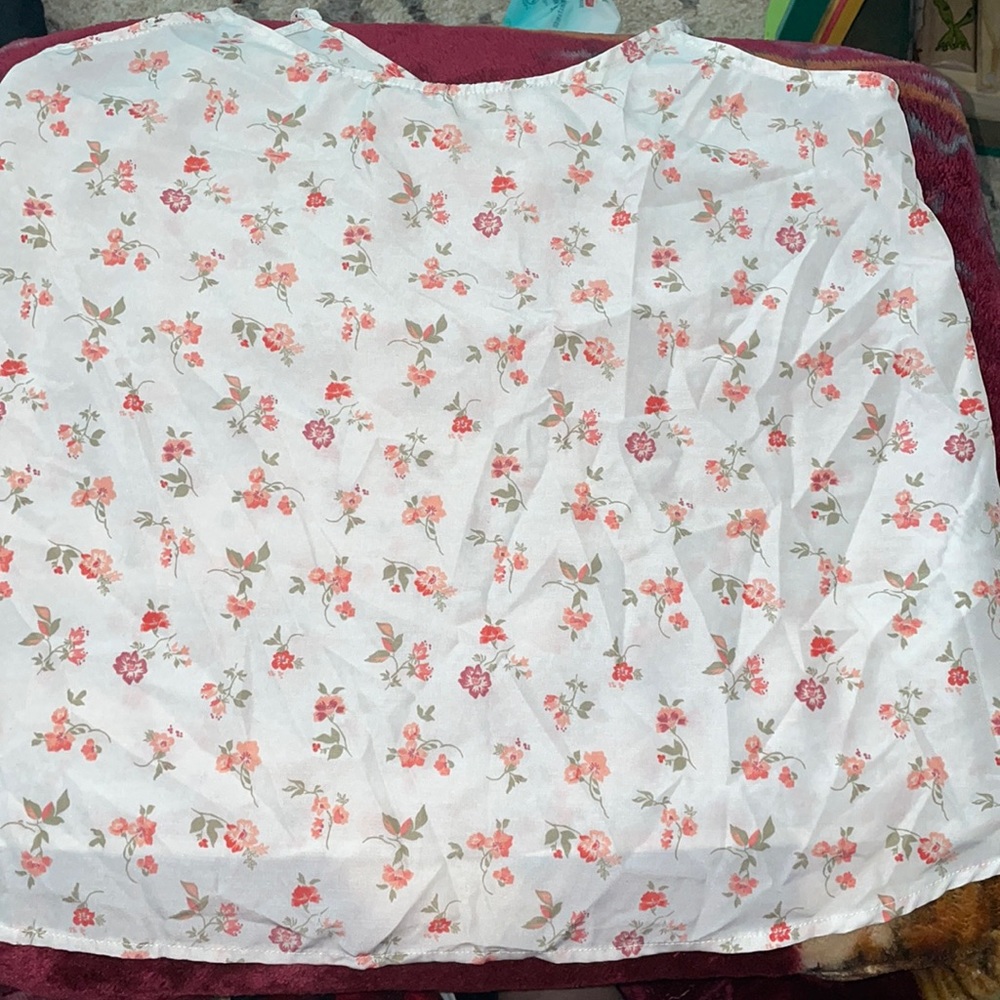 Flower Tank top  white.  Hollister